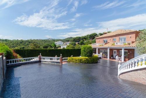 Lloret de Mar Villa Sleeps 8 Pool Air Con Wifi