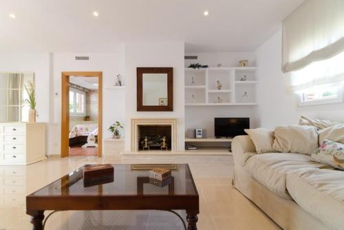 Lloret de Mar Villa Sleeps 8 Pool Air Con Wifi