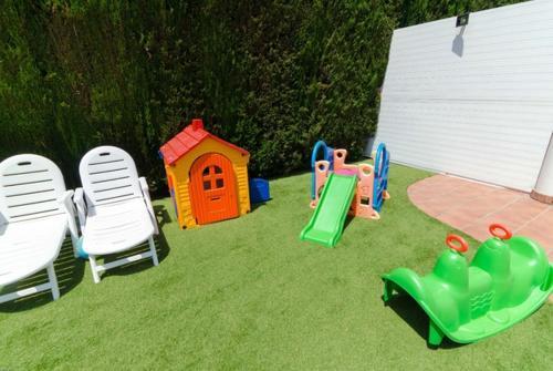 Lloret de Mar Villa Sleeps 8 Pool Air Con Wifi