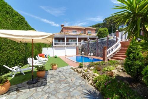 Lloret de Mar Villa Sleeps 8 Pool Air Con Wifi