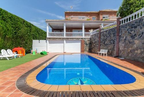 Lloret de Mar Villa Sleeps 8 Pool Air Con Wifi