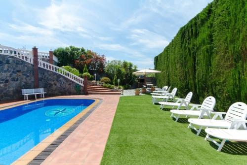 Lloret de Mar Villa Sleeps 8 Pool Air Con Wifi