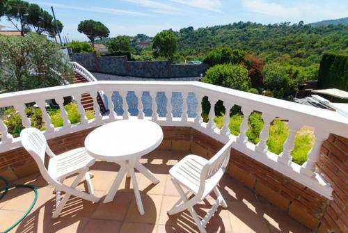 Lloret de Mar Villa Sleeps 8 Pool Air Con Wifi