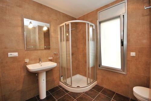 Lloret de Mar Villa Sleeps 8 Pool Air Con Wifi