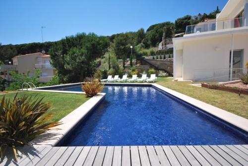 Lloret de Mar Villa Sleeps 8 Pool Air Con Wifi