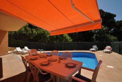 Lloret de Mar Villa Sleeps 11 Pool Wifi