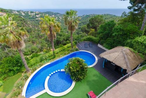 Lloret de Mar Villa Sleeps 8 Pool Air Con Wifi