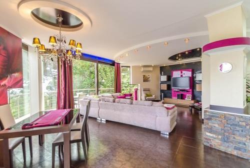 Lloret de Mar Villa Sleeps 8 Pool Air Con Wifi