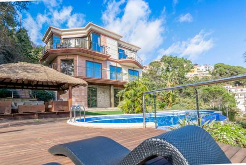 Lloret de Mar Villa Sleeps 8 Pool Air Con Wifi