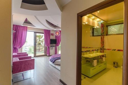 Lloret de Mar Villa Sleeps 8 Pool Air Con Wifi
