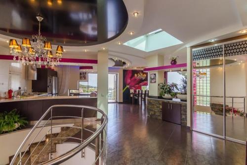 Lloret de Mar Villa Sleeps 8 Pool Air Con Wifi