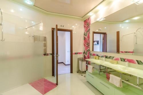 Lloret de Mar Villa Sleeps 8 Pool Air Con Wifi