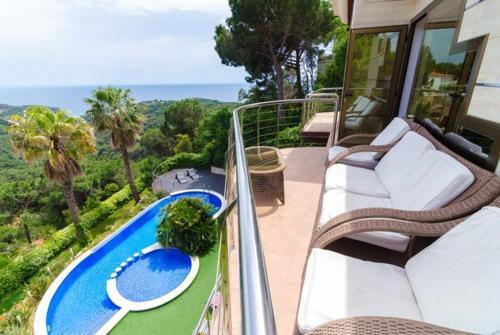 Lloret de Mar Villa Sleeps 8 Pool Air Con Wifi