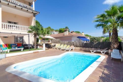 Lloret de Mar Villa Sleeps 12 Pool Wifi
