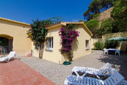 Lloret de Mar Villa Sleeps 6 Pool Wifi