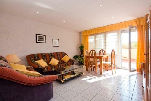 Lloret de Mar Villa Sleeps 8 Pool Wifi