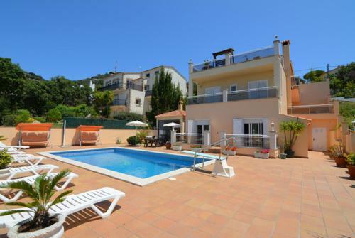 Lloret de Mar Villa Sleeps 8 Pool Wifi
