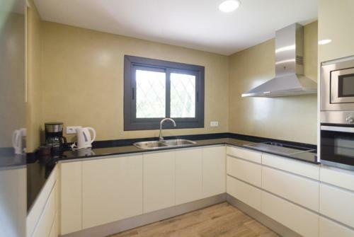 Lloret de Mar Villa Sleeps 14 Pool Wifi