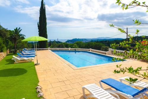 Lloret de Mar Villa Sleeps 14 Pool Wifi
