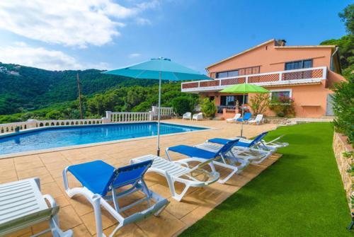 Lloret de Mar Villa Sleeps 14 Pool Wifi