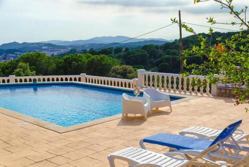 Lloret de Mar Villa Sleeps 14 Pool Wifi