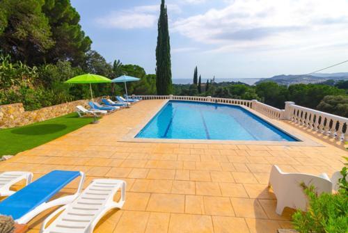 Lloret de Mar Villa Sleeps 14 Pool Wifi