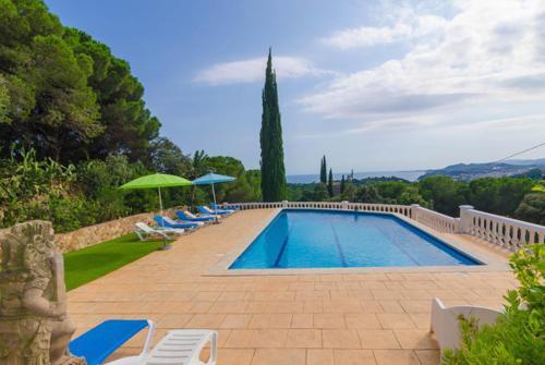 Lloret de Mar Villa Sleeps 14 Pool Wifi