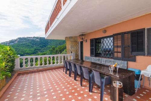 Lloret de Mar Villa Sleeps 14 Pool Wifi
