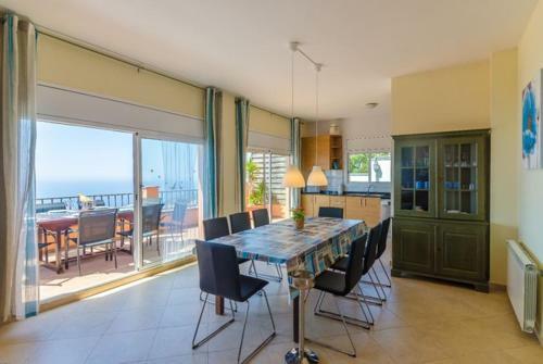 Lloret de Mar Villa Sleeps 8 Pool Air Con Wifi