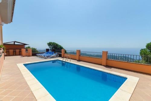 Lloret de Mar Villa Sleeps 8 Pool Air Con Wifi