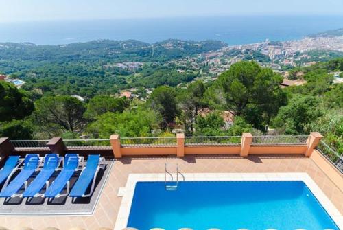 Lloret de Mar Villa Sleeps 8 Pool Air Con Wifi