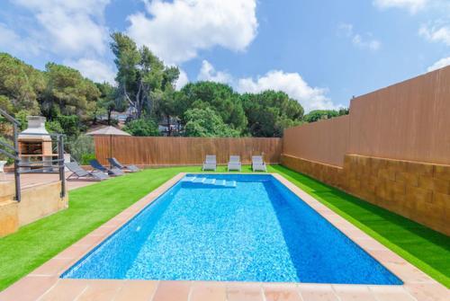 Lloret de Mar Villa Sleeps 6 Pool Air Con Wifi