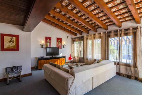 Lloret de Mar Villa Sleeps 6 Pool Wifi
