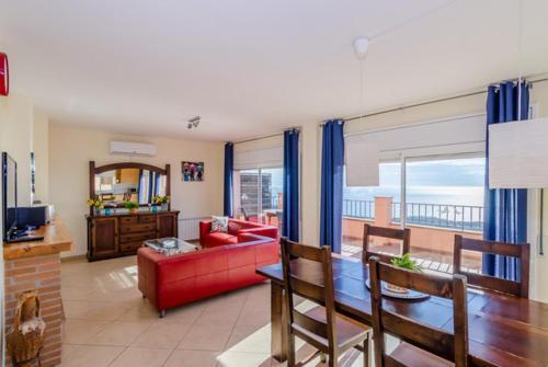 Lloret de Mar Villa Sleeps 8 Pool Air Con Wifi
