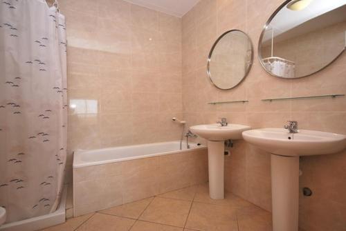 Lloret de Mar Villa Sleeps 8 Pool Air Con Wifi