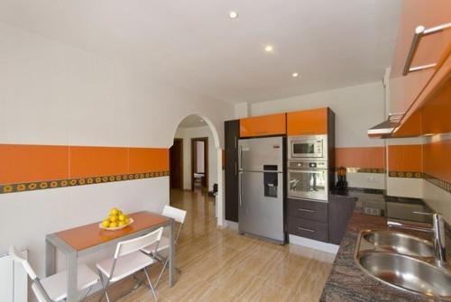 Lloret de Mar Villa Sleeps 18 Pool Wifi