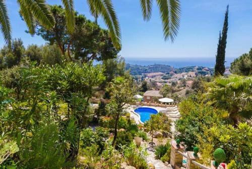 Lloret de Mar Villa Sleeps 8 Pool Wifi