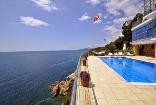 Lloret de Mar Villa Sleeps 10 Pool Air Con Wifi