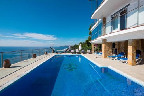 Lloret de Mar Villa Sleeps 10 Pool Air Con Wifi