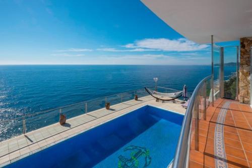 Lloret de Mar Villa Sleeps 10 Pool Air Con Wifi