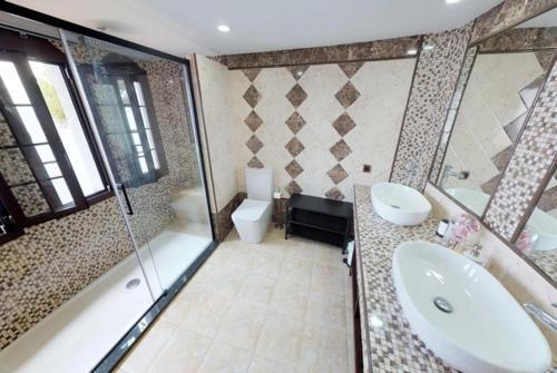Lloret de Mar Villa Sleeps 10 Pool Air Con Wifi