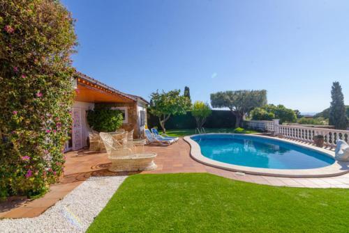 Lloret de Mar Villa Sleeps 6 Pool Wifi