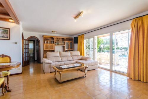Lloret de Mar Villa Sleeps 6 Pool Wifi