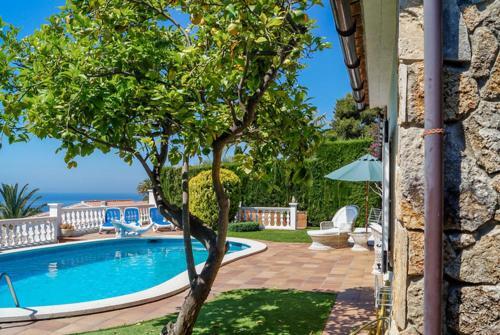 Lloret de Mar Villa Sleeps 6 Pool Wifi