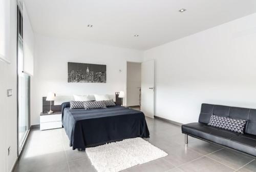 Lloret de Mar Villa Sleeps 9 Pool Wifi