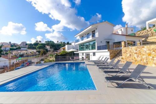 Lloret de Mar Villa Sleeps 9 Pool Wifi