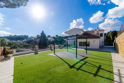 Lloret de Mar Villa Sleeps 9 Pool Wifi