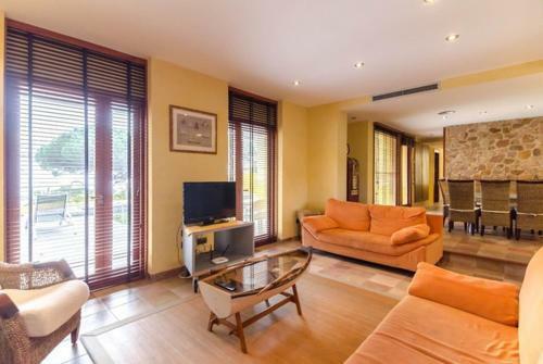 Lloret de Mar Villa Sleeps 7 Pool Air Con Wifi