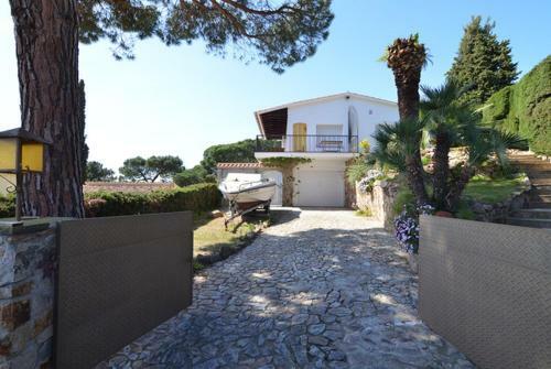 Lloret de Mar Villa Sleeps 6 Pool Wifi