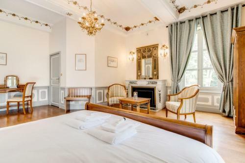 Vescours Chateau Sleeps 20 Pool Wifi
